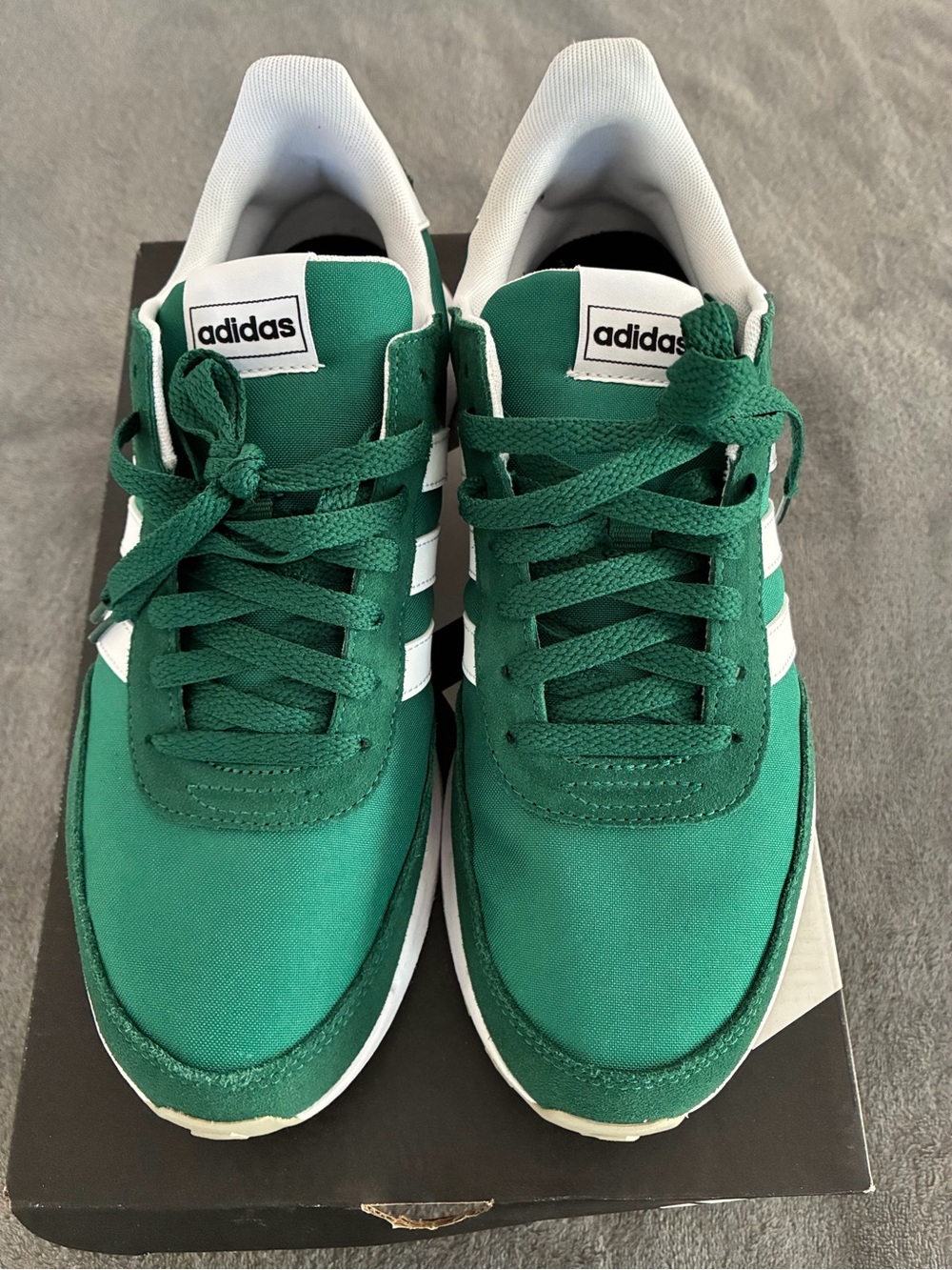 adidas Men’s Green and White Classic Low-Top Sneakers worn Once light clean